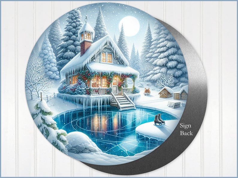 Puede incluir: Escena invernal circular con una casa cubierta de nieve, una pista de hielo y pinos. La casa tiene car&aacute;mbanos y un porche decorado. Una luna llena brilla en el cielo. El texto "Sign Back" es visible en la parte posterior del letrero.