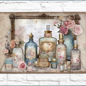 K&ouml;nnte beinhalten: Eine vintage-inspirierte Sammlung von Glasflaschen mit floralen Akzenten und Etiketten. Die Flaschen sind auf einem Regal angeordnet, hinter dem sich ein gerahmtes St&uuml;ck Papier befindet. Die Flaschen sind mit verschiedenen Fl&uuml;ssigkeiten gef&uuml;llt, darunter Parf&uuml;m, &auml;therische &Ouml;le und andere Fl&uuml;ssigkeiten. Die Flaschen sind mit Blumen, B&auml;ndern und anderen Verzierungen verziert.