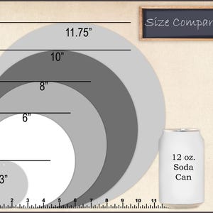 Puede incluir: Imagen de comparaci&oacute;n de tama&ntilde;os con c&iacute;rculos conc&eacute;ntricos de di&aacute;metros de 7,6 cm, 15,2 cm, 20,3 cm, 25,4 cm y 29,8 cm. Se incluye una lata de refresco de 355 ml para la escala. El texto "Size Comparison" est&aacute; en una peque&ntilde;a pizarra.