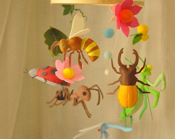 Móvil de cuna con insectos neutros - Decoración Montessori para la habitación del bebé con mantis religiosa, abeja y mariquita, libélula, escarabajo ciervo y hormiga de fieltro - Regalo único para recién nacidos