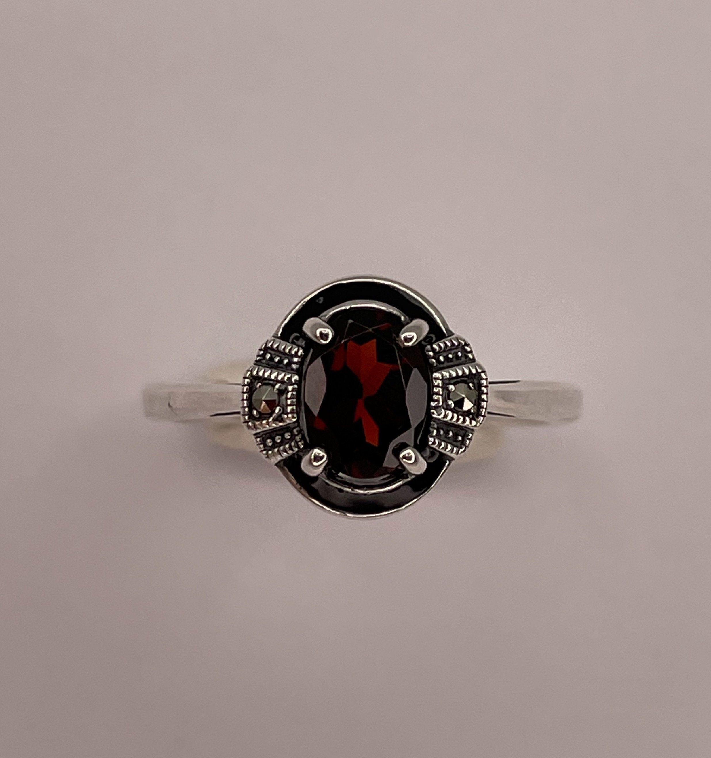 Bague ancienne en argent massif et grenats, taille 54 , vers