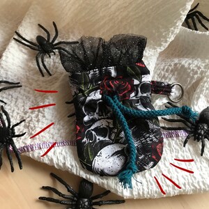 kleines Täschchen aus Stoff mit Totenköpfen und Rosen, Gürtel Tasche Halloween Party Accessoires
