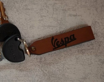 Vespa Piaggio Schriftzug, Schlüsselanhänger aus Kunstleder mit Schlüsselring, in Bayern hergestellt. (Braun)