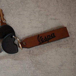 Vespa Piaggio lettering, faux leather key ring with key ring, made in Bavaria. (Brown)
