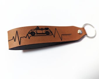 Schlüsselanhänger, VW Käfer Cabrio Herzschlag aus Kunstleder mit Schlüsselring, in Bayern hergestellt. (Braun)