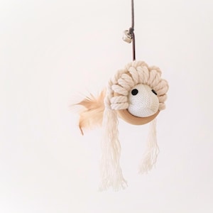Kawaii Natural cat toy mouse in a macrame hat! With fringe in wand, cat teaser, pet toy for cat, cat toy cute, katzenspielzeug