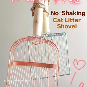 Könnte beinhalten: Zwei Katzenstreu-Schaufeln mit Holzgriffen. Die Schaufel links ist roségoldfarben und die Schaufel rechts ist silberfarben. Der Text "No-Shaking Cat Litter Shovel" ist in schwarzer Schrift auf weißem Hintergrund geschrieben.