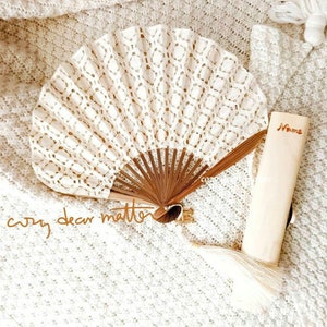 Ventaglio pieghevole in pizzo bianco personalizzato in cotone per addio al nubilato con nome e custodia, lussuoso regalo personalizzato per damigelle d'onore in stile boho all'uncinetto