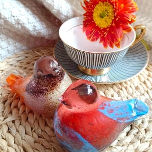 Petirrojo de vidrio soplado artesanal: un regalo personal, elegante y ecológico, con escritura dorada brillante, un preciado detalle de mesa para los amantes de la naturaleza.