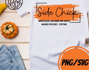 Puede incluir: Camiseta blanca con un diseño de pinceladas naranjas y el texto "Side Chick" en negro. Debajo del diseño, el texto dice "Green Beans, Macaroni and Cheese, Mashed Potatoes, Stuffing".
