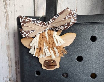 Highland Cow Macramé Charm – Wooden Bag & Car Accessory