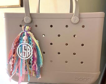 Bolsa Bogg com pingente/etiqueta/berloque monogramado - Cores Pastel