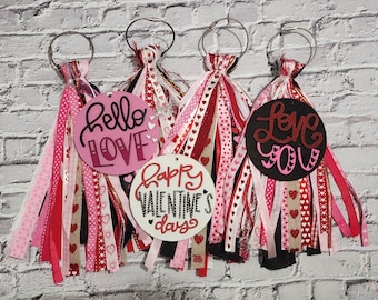 Charm para bolso de San Valentín: Corazón de madera y borla de cinta