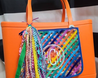 Kit de accesorios para bolso Bogg con monograma: borla, calcomanía y funda para asa.