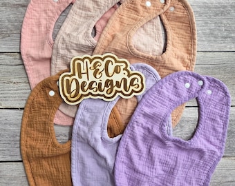 Paquete de 6 baberos de muselina bordados personalizados para bebés - Set de regalo con monograma para niños y niñas