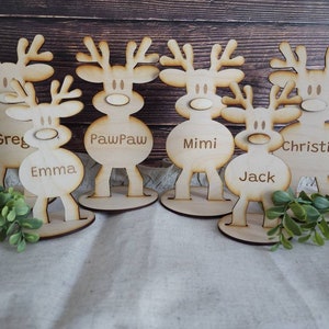 Gepersonaliseerde vrijstaand rendier, familie kerstcadeaus, rendiercadeaus, plaatsnamen tafeldecoraties, kerstversieringen