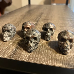 Yooperlite Skull 1.5” Blacklight Reactive UV Reactive Crystal Skull