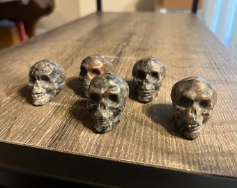 Yooperlite Skull 1.5” Blacklight Reactive UV Reactive Crystal Skull