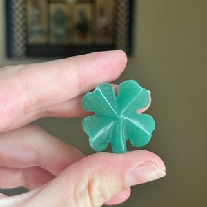 Trèfle à quatre feuilles sculpté en aventurine verte naturelle, mini pierre porte-bonheur trèfle, cadeau de la Saint-Patrick - Pierres sculptées en cristal et pierres anti-stress