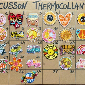 Peut inclure: Une collection de trente écussons thermocollants brodés disposés sur une grille, présentant des motifs colorés incluant des tournesols, des signes de paix, des vans vintage, des arcs-en-ciel et diverses phrases motivantes comme 'Radiate Positivity'.
