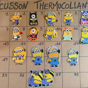 Pode incluir: Uma coleção de patches bordados termocolantes com vários personagens Minion amarelos em diferentes trajes e poses, dispostos em uma grade numerada de 1 a 30 com o texto ECUSSON THERMOCOLLANT no topo da página.