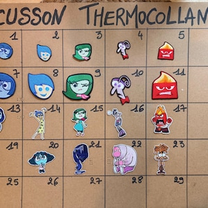 Peut inclure: Une collection d'écussons thermocollants brodés représentant divers personnages animés du film Vice-Versa, disposés sur un tableau quadrillé intitulé ECUSSON THERMOCOLLANT. Les écussons montrent des personnages comme Joie, Tristesse, Colère, Dégoût, Peur, Anxiété et Ennui dans différentes tailles et poses, avec des couleurs vives et des détails de broderie précis.