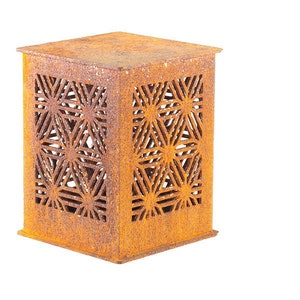 Könnte beinhalten: Eine rostige Metall-Laterne mit geometrischem Design. Die Laterne ist quadratisch und hat ein ausgeschnittenes Muster aus Sternen und Dreiecken.