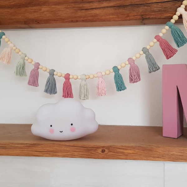 Quasten Girlande mit Holzperlen, bunte Girlande Kinderzimmer, Geschenk zur Geburt oder Taufe, Deko für Wickelkommode, Hausbett, Geburtstag