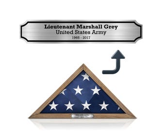 Placa/etiqueta de identificación plateada personalizada para vitrina de bandera de entierro de veterano militar. Personalizada con atención al detalle.