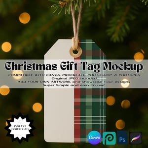 Op de afbeelding: Een kerstcadeaulabel mockup met een groen en rood geruit ontwerp. Het label hangt aan een touwtje tegen een wazige achtergrond van kerstboomtakken en lichtjes. Tekst op het label luidt "Christmas Gift Tag Mockup".