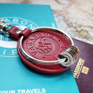 Roter Reise-Schlüsselbund, Reise-Schlüsselring, besuchtes Land, Reisegeschenk, Reise-Andenken, Landscheiben-Schlüsselbund, bestes Geschenk für Reisende,