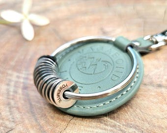Porte-clés de voyageur en cuir végétalien vert sauge : souvenir de voyage