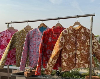 Giacca trapuntata in cotone organico per le donne Cappotto regalo per le vacanze Giacca kimono indiana stampata a blocchi fatta a mano Giacca Boho Double Side Wear in vendita