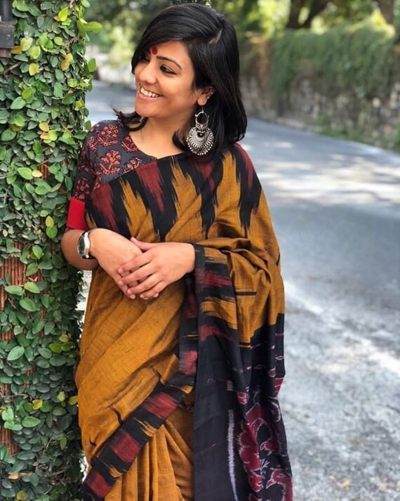 Muster Red Sambalpuri Ikkat Print Khadi Cotton Saree With Running