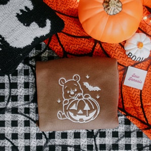 Winnie The Pooh Halloween Stickerei Rundhalsausschnitt - Halloween Crewneck, Geister Rundhalsausschnitt, Halloween-Kleidung