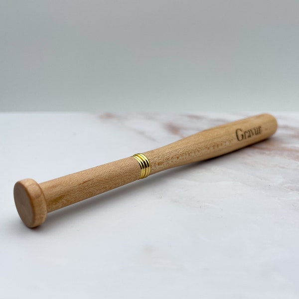 Handgefertigter & Außergewöhnlicher Holzkugelschreiber Base mit individueller Gravur. Ideal als Weihnachts- oder Geburtstagsgeschenk.