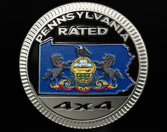 Può includere: Una moneta argentata con sfondo nero che presenta la bandiera dello stato della Pennsylvania e il testo "Pennsylvania Rated 4x4".