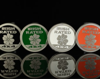 Può includere: Quattro monete di metallo color argento con un design a trifoglio e il testo "Irish Rated 4x4". Le monete sono di colore nero, verde, bianco e arancione.