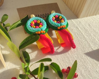 Boucles d'oreilles créatives et colorées aux réminiscences chamaniques. Boucles d'oreilles fabriquées avec des matériaux recyclés. Boucles d'oreilles de collection. Unique et joyeux.