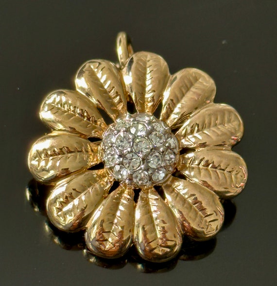 1980 Small pendent / brooch, Gold plated Daisy ? w