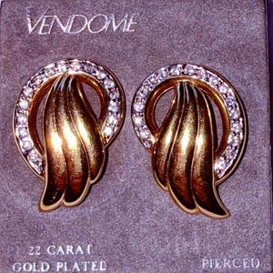 Cristal plaqué or 22 carats vintage des années 60, clous d'oreilles Vendôme. sur l'affichage de la carte d'origine