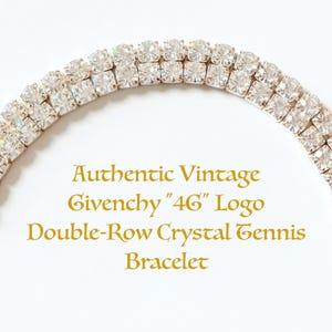 Puede incluir: Un brazalete de tenis vintage de cristal de doble fila. El brazalete presenta cristales claros y brillantes engastados en un metal plateado. El texto de la imagen dice "Authentic Vintage Givenchy '46' Logo Double-Row Crystal Tennis Bracelet."