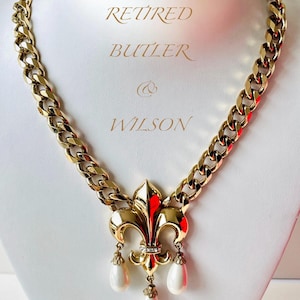Ladies Stunning Butler & Wilson gold curb chain and faux pearl fleur-de-lis pendent in box