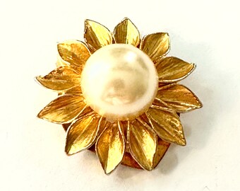 Ladies charming vintage gold toned faux pearl dress clip, in  flower form, pre owned vgc