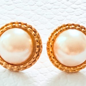 Vintage Sarah Coventry Faux Pearl Stud Earrings, Signed SC®, Gold Tone Textured Scalloped Button Earrings, Mid-Century Statement Jewellery