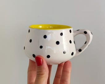 Taza de cerámica hecha a mano: interior amarillo, lunares negros
