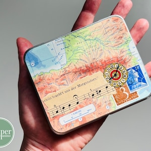 Cofre del tesoro / collage hecho a mano / lata de metal con collage / temática de viaje / caja de efímeras / caja de baratijas / pequeño joyero / regalo hecho a mano