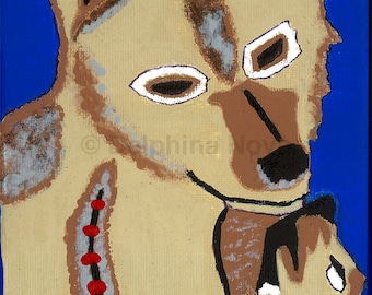 Puede incluir: Una pintura de un lobo con un pelaje marrón y blanco, una nariz negra y ojos blancos. El lobo mira hacia la derecha y tiene un perro pequeño blanco en su boca. El fondo es de un color azul sólido.