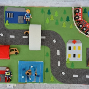 Vilten speelmat voor auto's, fantasierijk spel, kamerdecor, autogarage voor onderweg, open einde spelen, kinderverhalen speelmat, opvouwbaar rustig boek