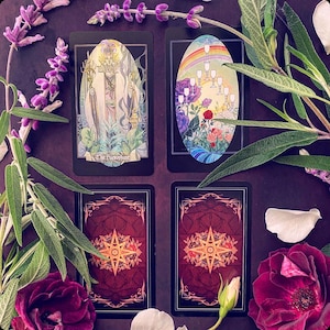 K&ouml;nnte beinhalten: Vier Tarotkarten auf einem violetten Hintergrund mit Blumen und Bl&uuml;tenbl&auml;ttern. Die Karten sind Der Kaiser, Zehn der Kelche, Der Stern und Die Welt. Die Karten sind schwarz mit goldenen Akzenten und zeigen farbenfrohe Illustrationen.